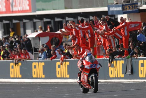 Australieren Casey Stoner vandt søndag eftermiddag sit hjemlands Grand Prix på Philip Island racerbanen syd for Melbourne i Australien.